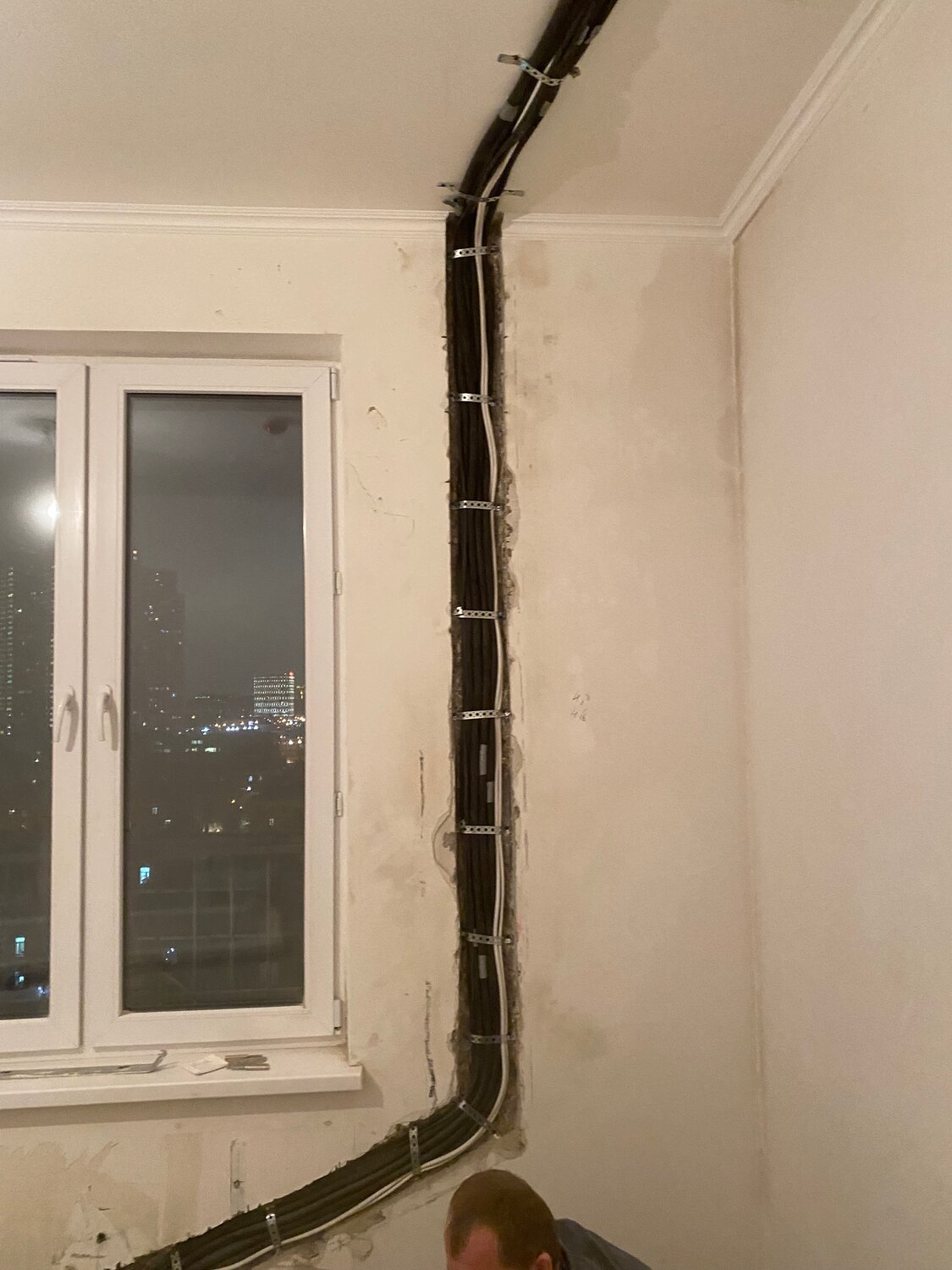 прокладка трассы для кондиционера, монтаж кондиционера, штробление стен под кондиционер, установленный кондиционер, загиб трассы для кондиционера