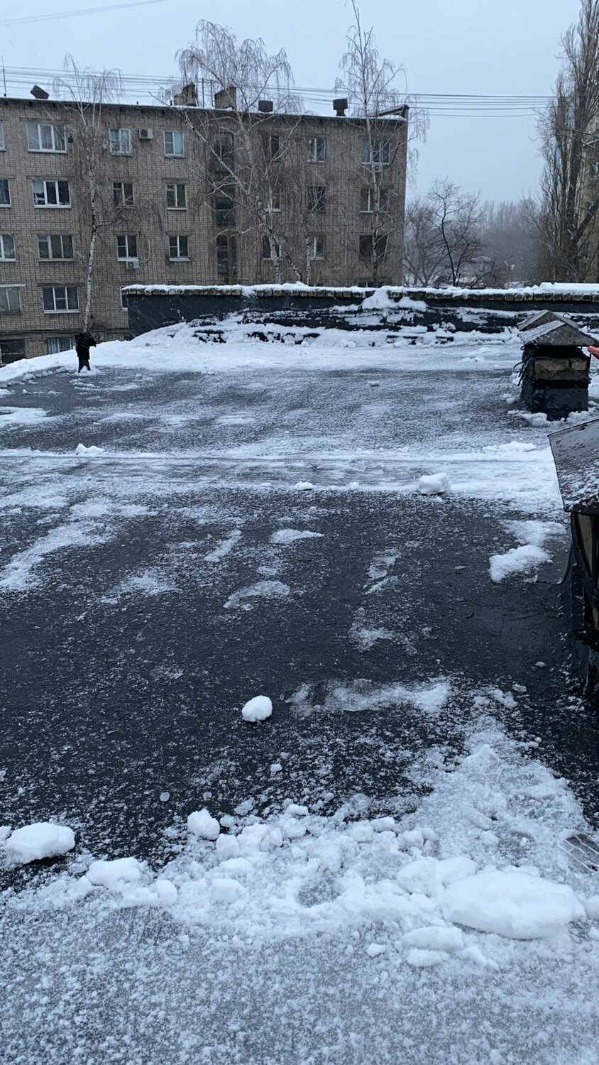 снег, снег с крыши, снег во дворе, двор, гололед