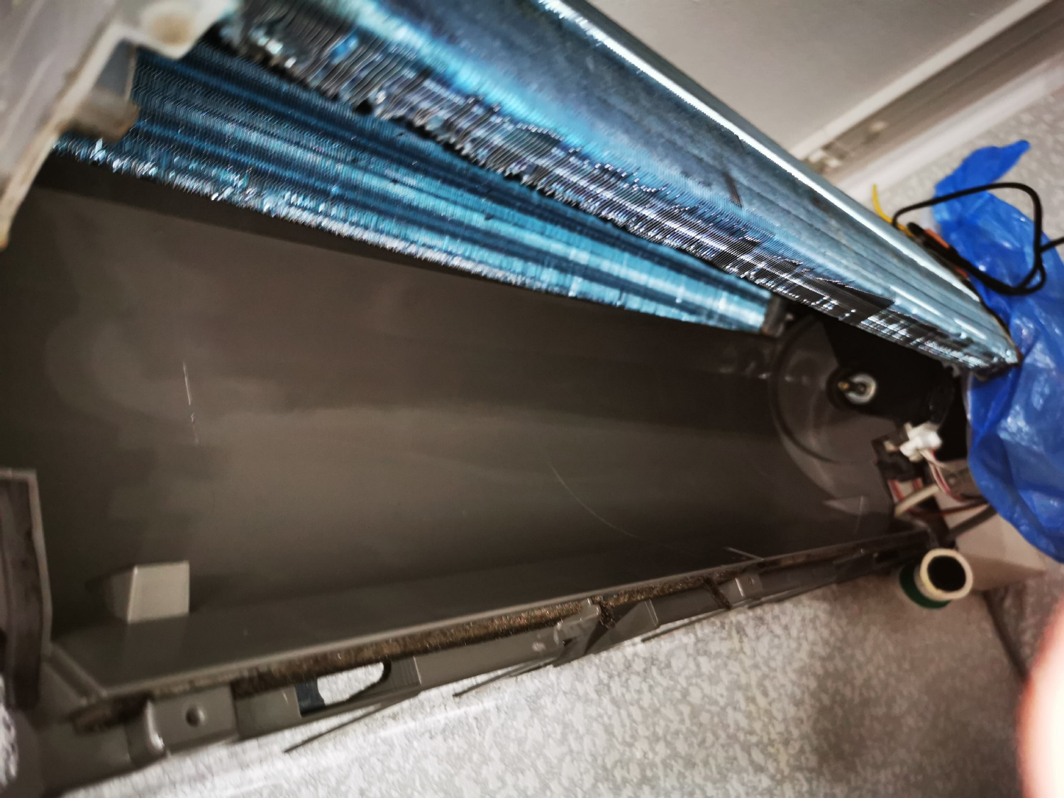 установленный кондиционер, керхер для чистки кондиционера внутреннего блока кондиционера, кондиционер, инверторный кондиционер, внутренний блок кондиционера