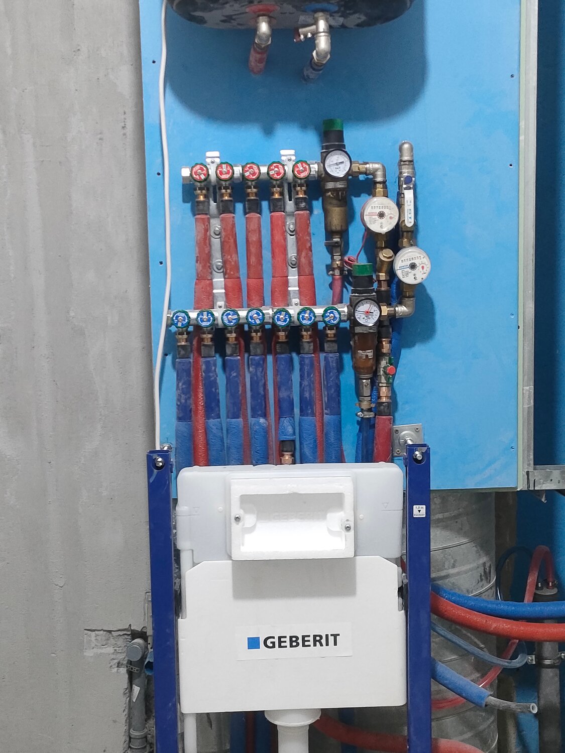 инсталляция geberit, сантехника монтаж, монтаж инсталляции геберит, водоснабжение за инсталляцией, коллектор водоснабжения за инсталляцией