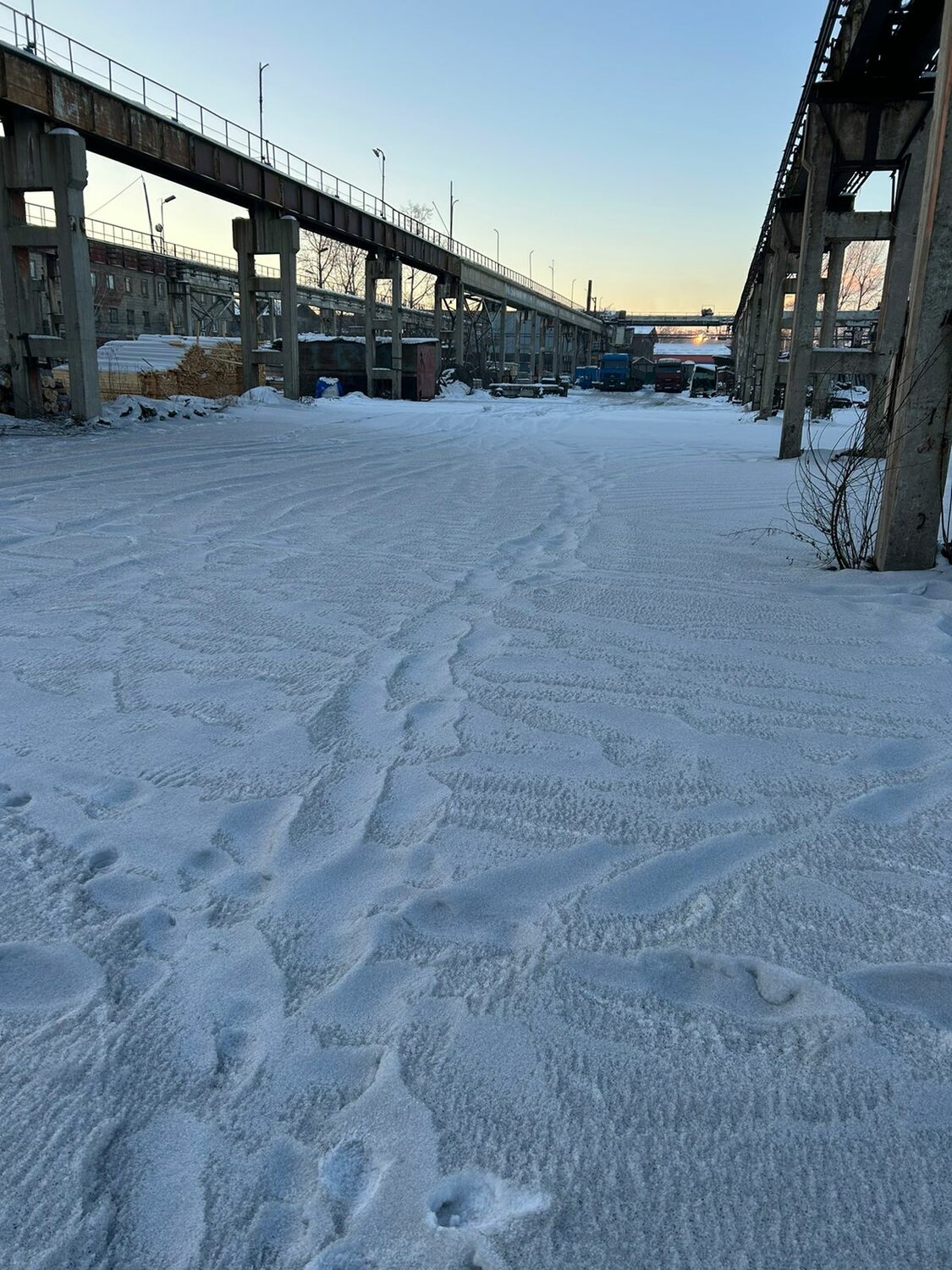 снег, снег следы, дорога, здание, зимнее