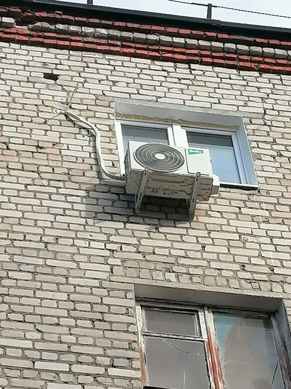 установленный кондиционер, кондиционер под окном, наружный блок кондиционера, монтаж кондиционера, гудит кондиционер