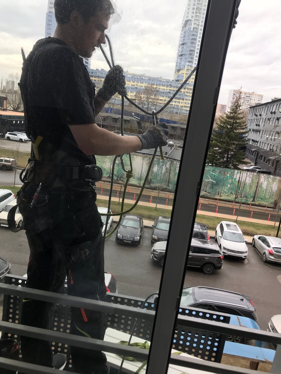 мойка окон, мойка остекления альпинистами, мойка остекления, мойщик окон москва сити, остекление окон