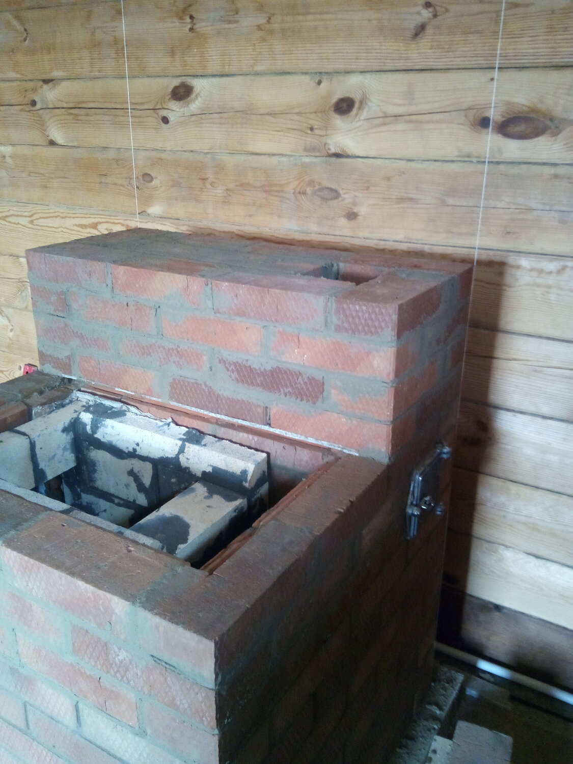 печь для бани кирпичная с топкой из предбанника и баком, кирпичная банная печь, кирпичная печь для бани с баком для воды и каменкой, кирпичная печь каменка с баком для воды, кирпичная печь для бани с баком для воды