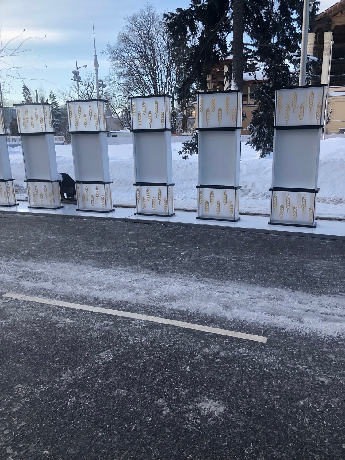 аллея славы вднх спортсмены, аллея славы в москве, здание, мусорный контейнер, подземные мусорные баки