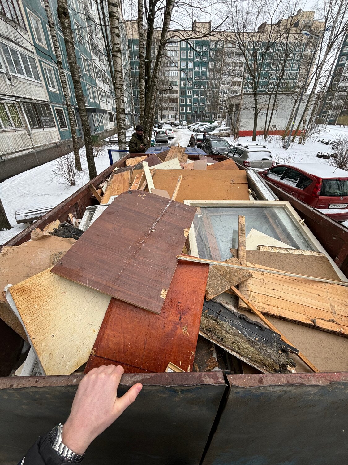 в мусорке, крупногабаритный мусор, старая мебель отходы, строительный мусор, отходы