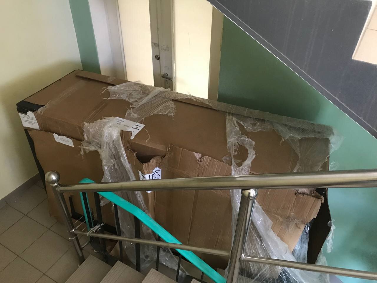 подъезд, подъезд в доме, красивый подъезд, подъезд жилого дома, цвет стен в подъезде