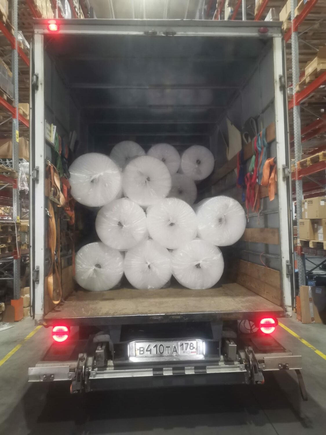 пена для упаковки, упаковка, упакованную в ковер, с завода, авто