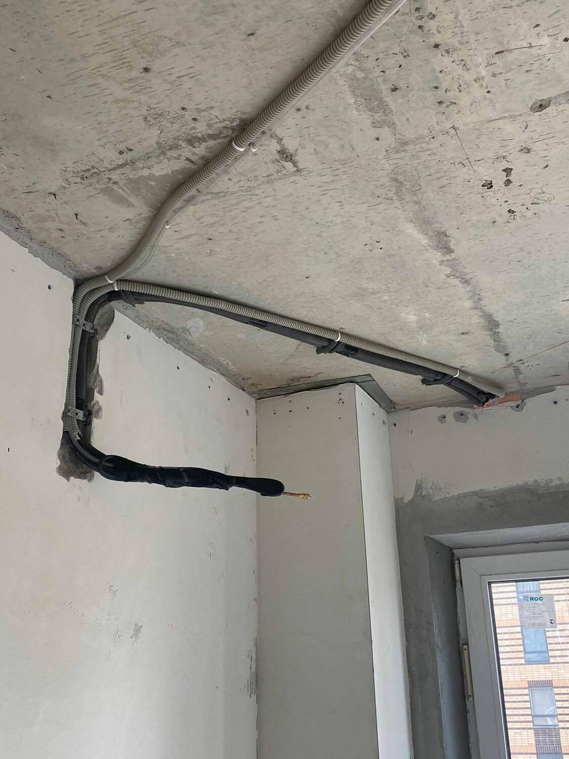 прокладка трассы для кондиционера, монтаж кондиционеров, прокладка трассы для кондиционера по потолку, закладка трассы под кондиционер, трасса под кондиционер