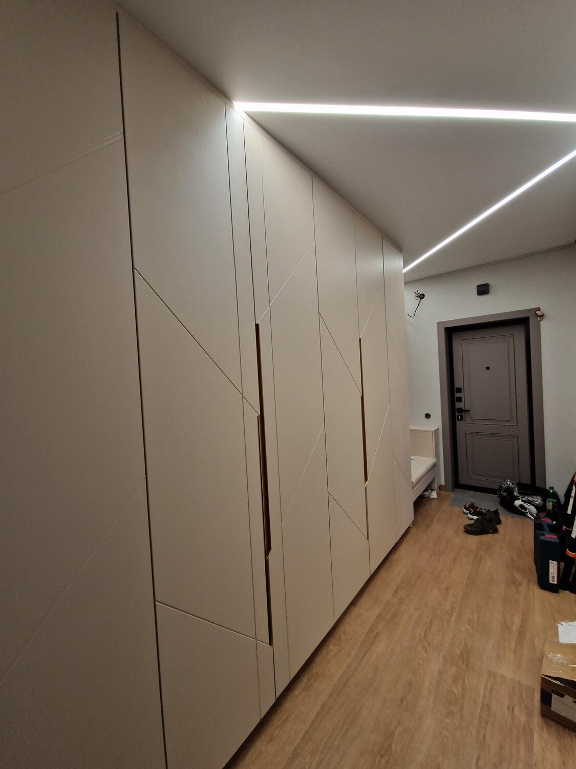 шкаф в стиле минимализм, лдсп эггер белый шкаф, шкаф в прихожую серого цвета, шкаф в прихожей, шкаф купе в стиле минимализм