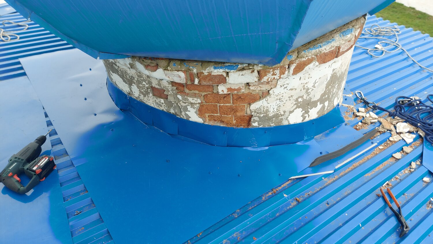 проходка для профнастила н35, проходки крыши 150 вентиляция пвх мембрана, отливы 30на30 крыши, отлив на крыше, дымоход на крыше