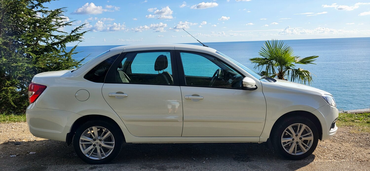 белая лада гранта, лада гранта седан белая, лифтбек лада гранта, белая лада гранта лифтбек, лада гранта лифтбек 2023