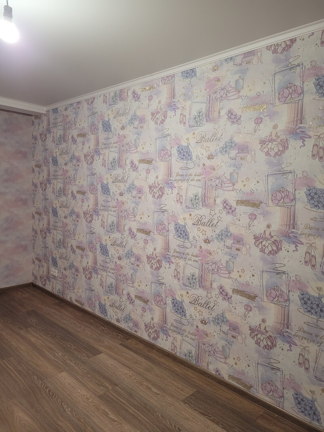 комбинированная оклейка стен обоями, интерьер комнаты, комната с обоями, варианты поклейки обоев в детской, квартир