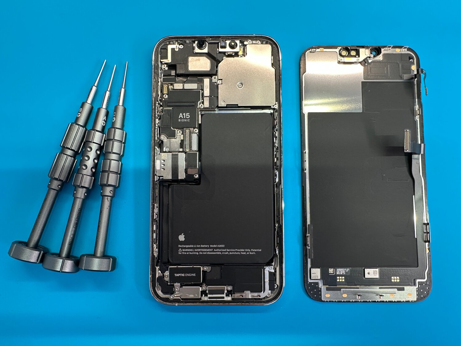 айфон в разборе, iphone 14 teardown, разобранный айфон, внутренности iphone 13 mini, iphone 14 pro max teardown