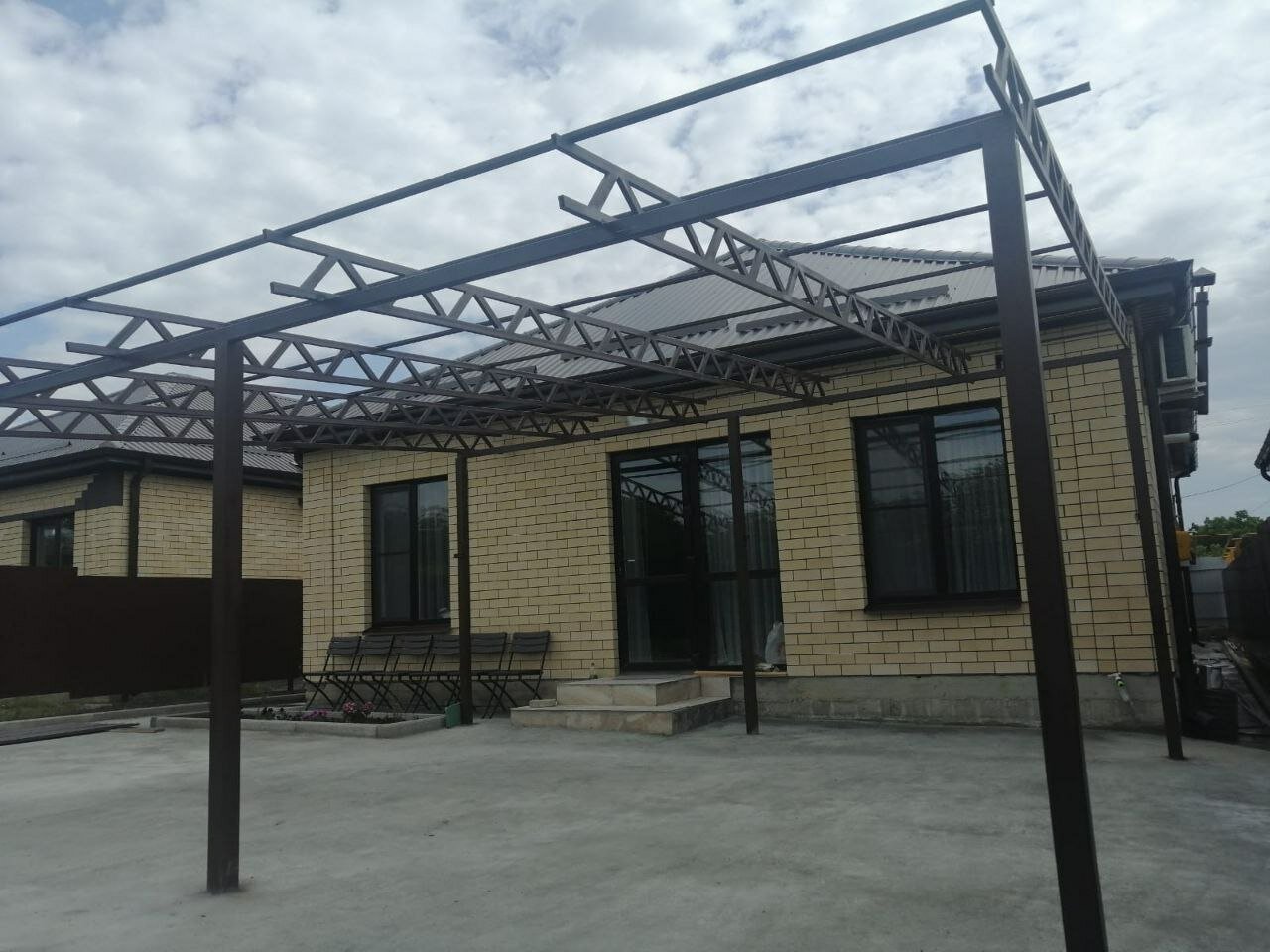 односкатный навес 8500*6500, навес односкатныйметалопрофиль, навес во дворе частного дома из металлопрофиля односкатный, односкатные навесы из профильной трубы, навес к дому из металлопрофиля односкатный