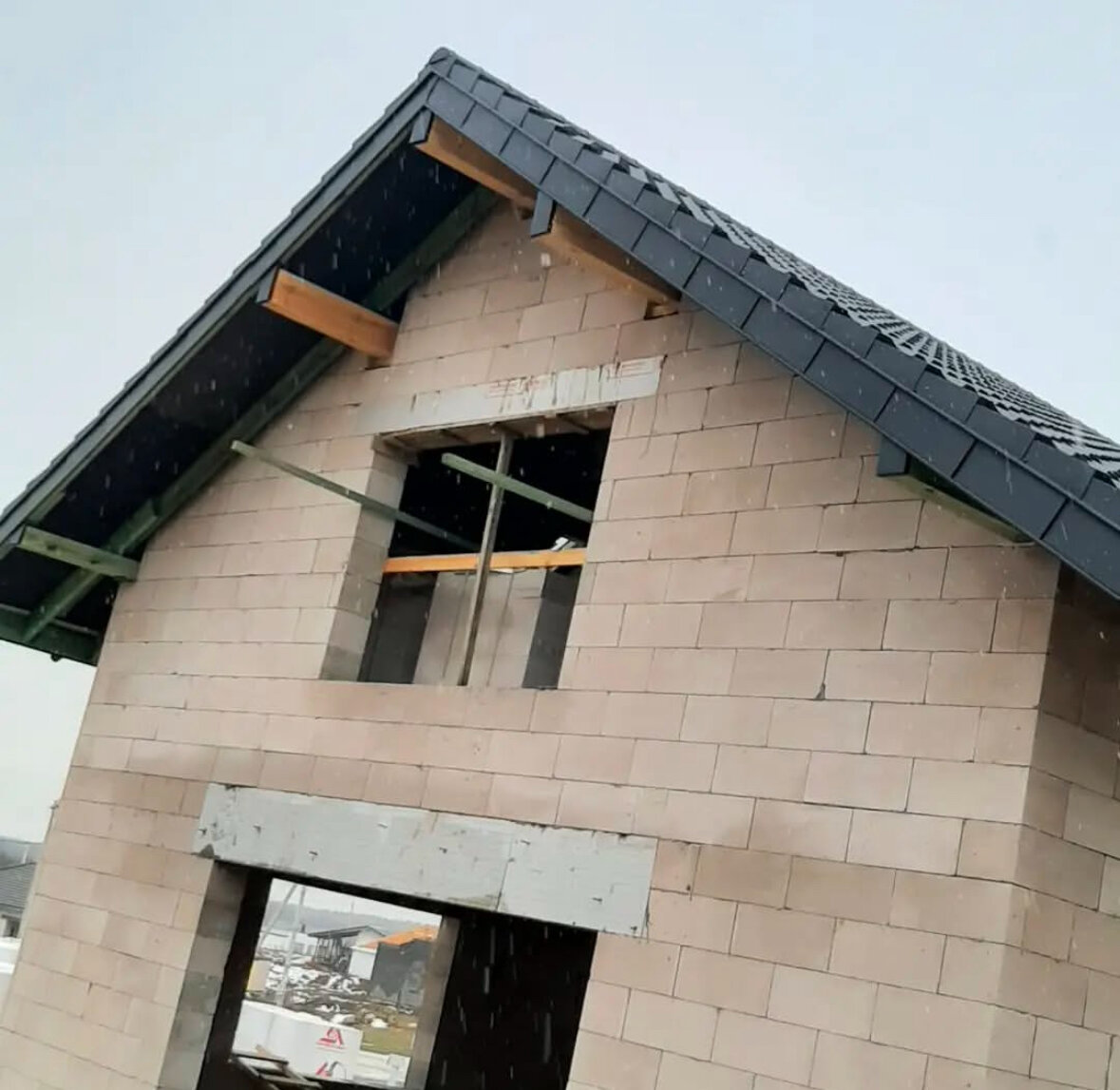 дом из газобетона, дом с мансардой из газобетона, строительство дома из газобетона, фронтон из газобетона, фронтон из газоблока