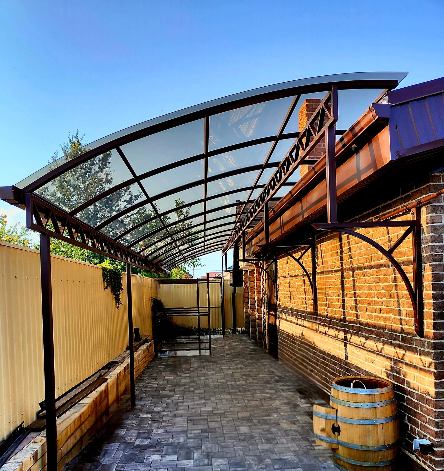 автонавесы из поликарбоната 3х5, навес из поликарбоната, навесы из поликарбоната во дворе, навесы из поликарбоната во дворе частного дома, навес во дворе частного дома из металлопрофиля