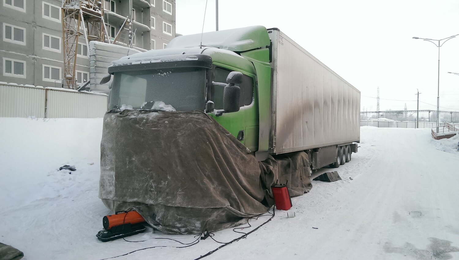 отогрев грузового авто, отогрев грузовых автомобилей, отогрев спецтехники, грузовик, фуры в морозе