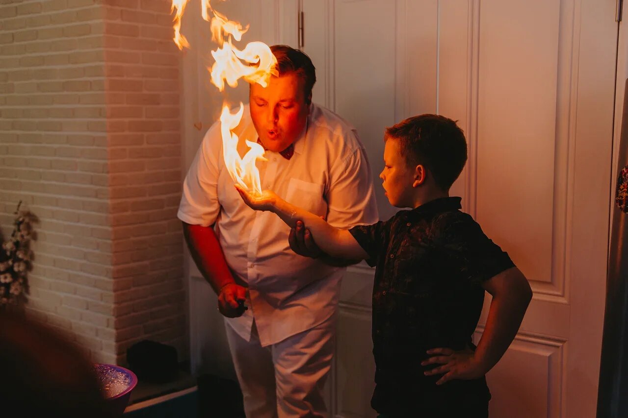человек, люди, научное шоу поджог руки, fight fire with fire, крио шоу взрыв