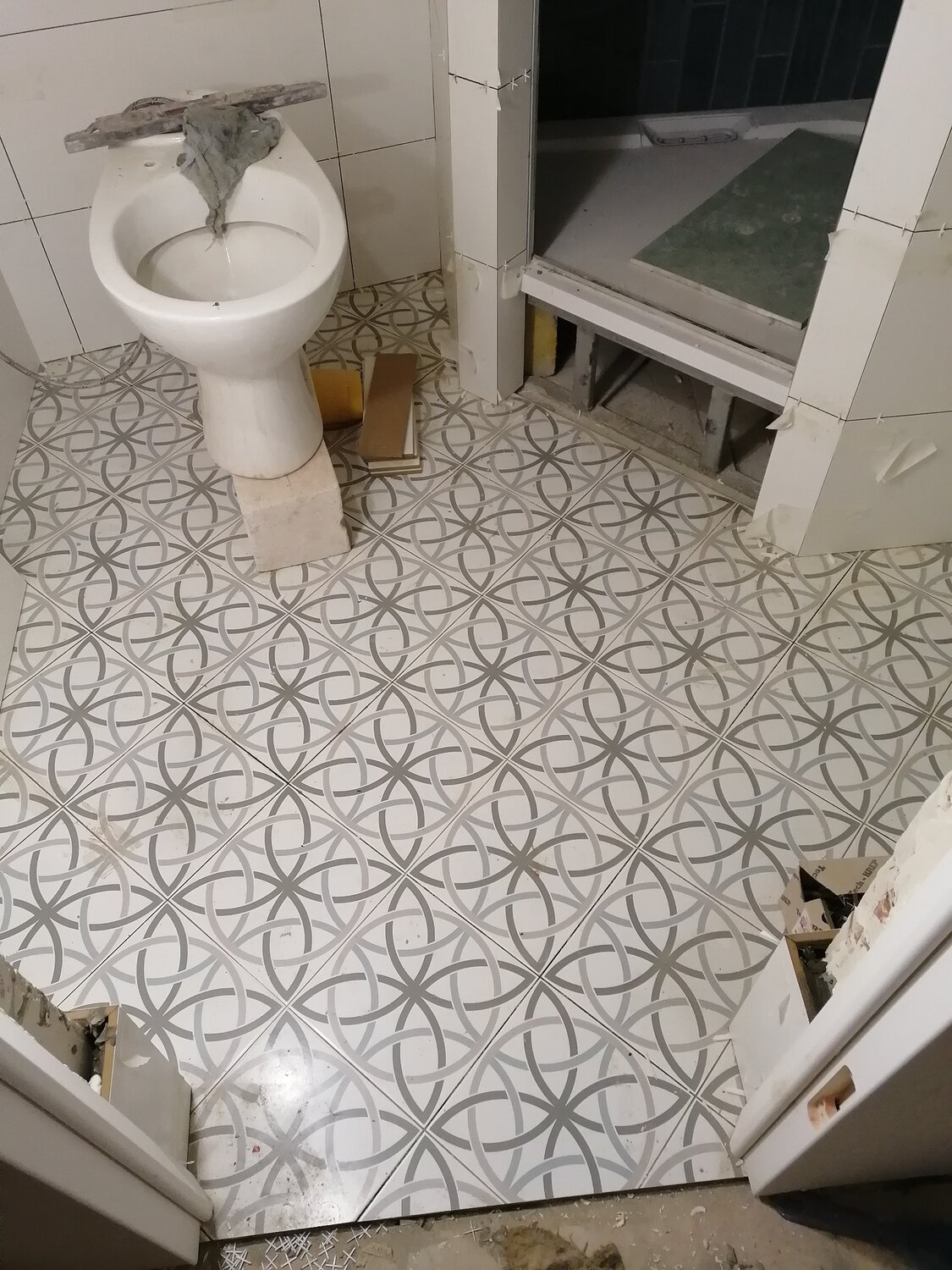 плитка на пол в ванну, мраморная мозаика на пол в ванной, merola tile braga classic 7-3/4 плитка, bathroom floor, плитка encaustic cement tile в интерьере