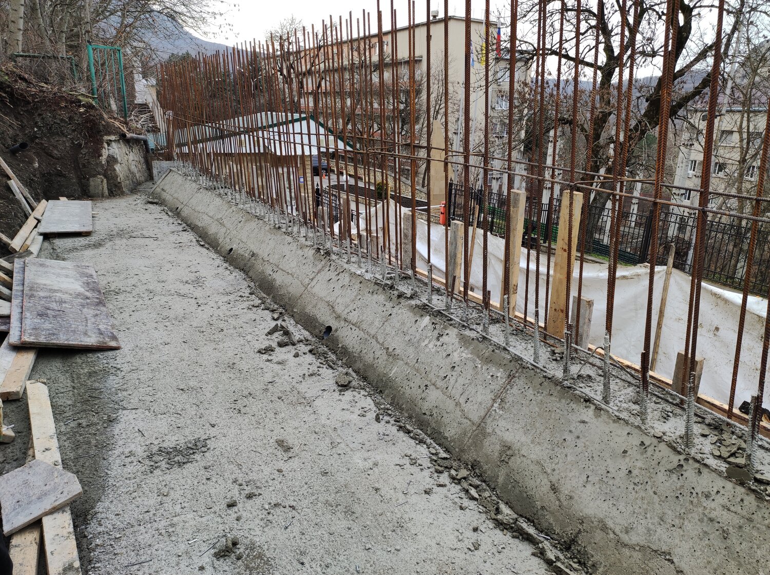 подпорная стена на сваях, подпорная стенка из бетона на сваях, укрепление фундамента, участка, подпорная стена