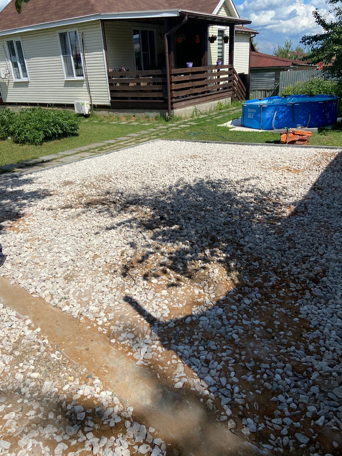 отсыпка, парковка из щебня на даче, отсыпка заезда на участок, дом на участке, отсыпка щебнем