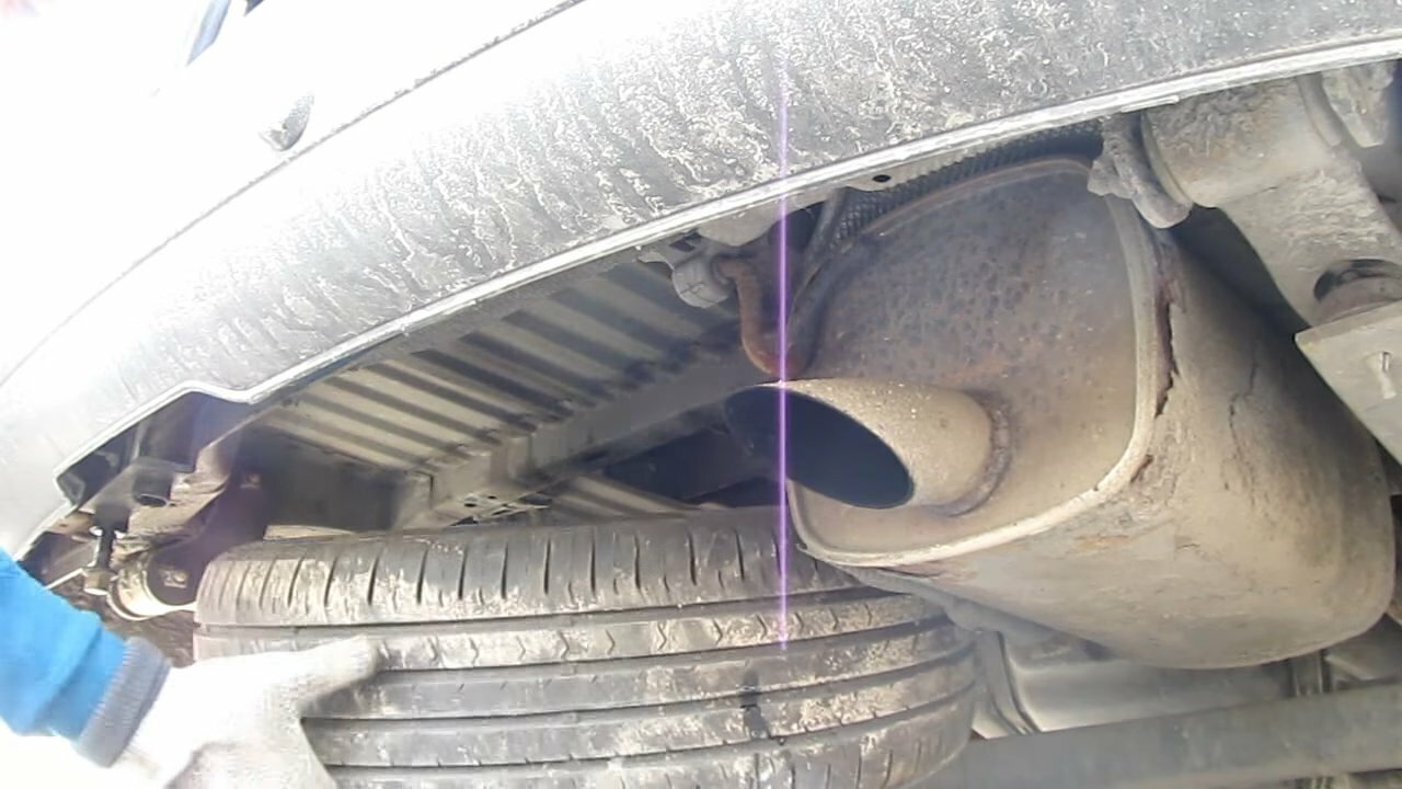 Установка запасного колеса автомобиля