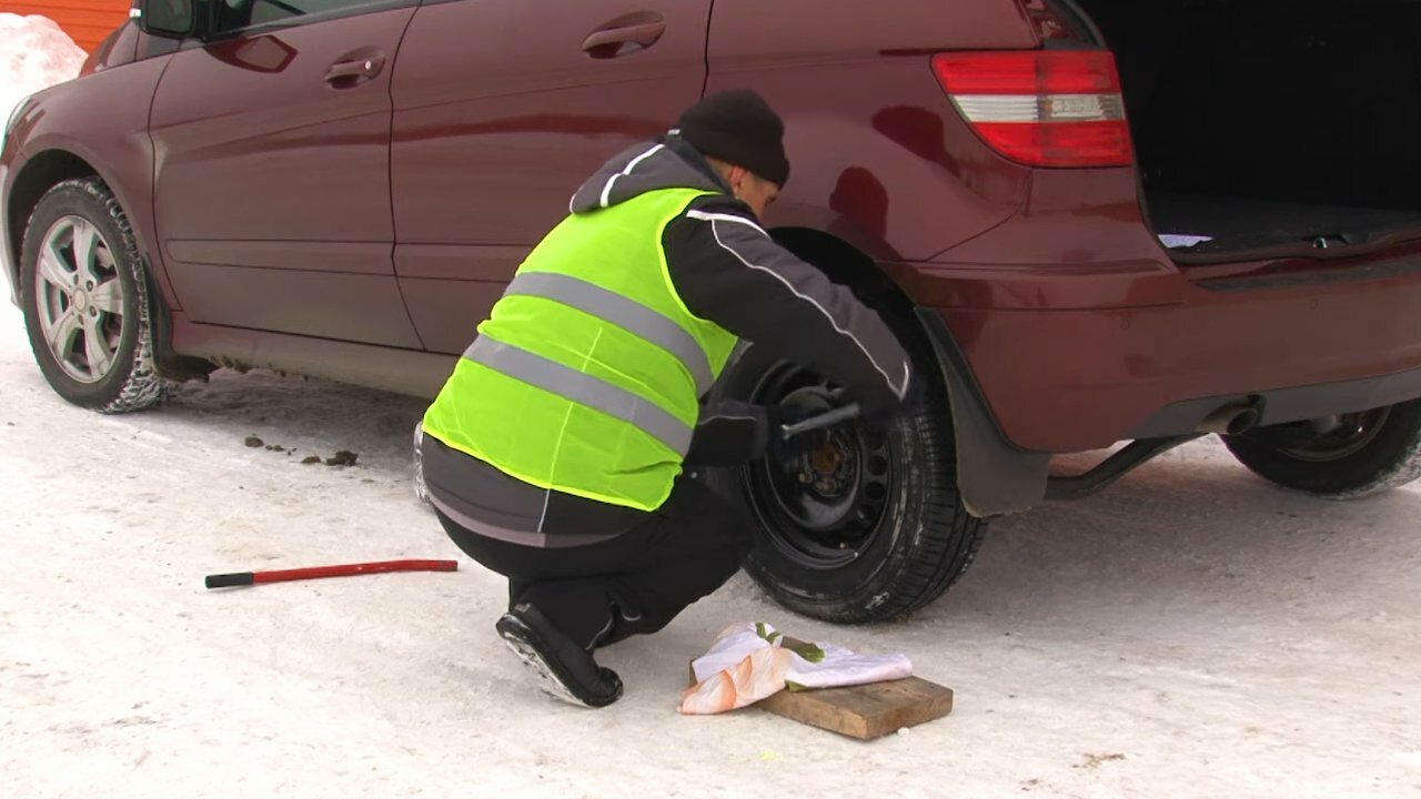 Замена колеса на запасное колесо