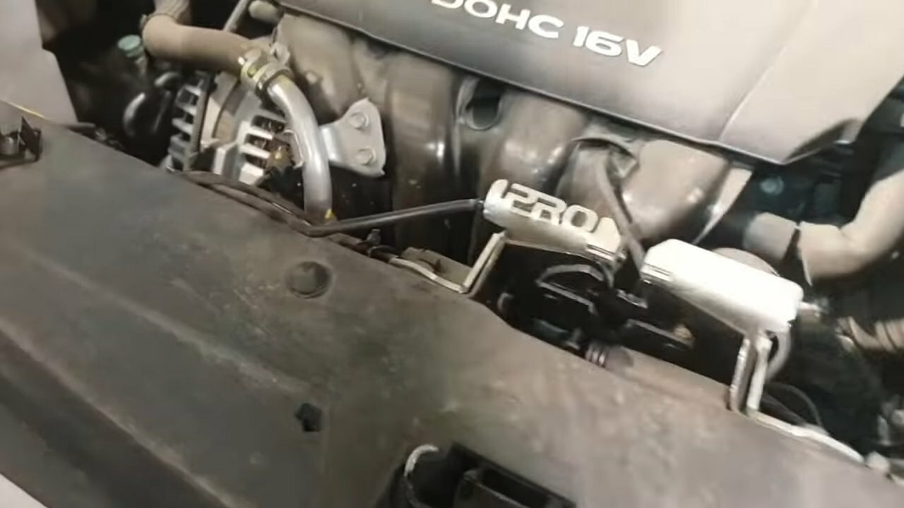 Вскрытие капота автомобиля