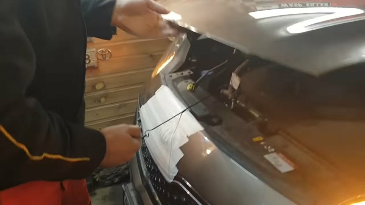 Вскрытие капота автомобиля