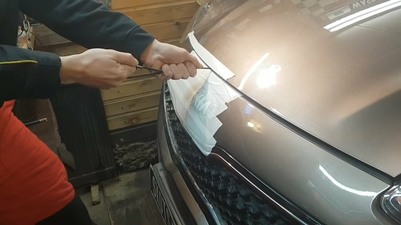 Вскрытие капота автомобиля