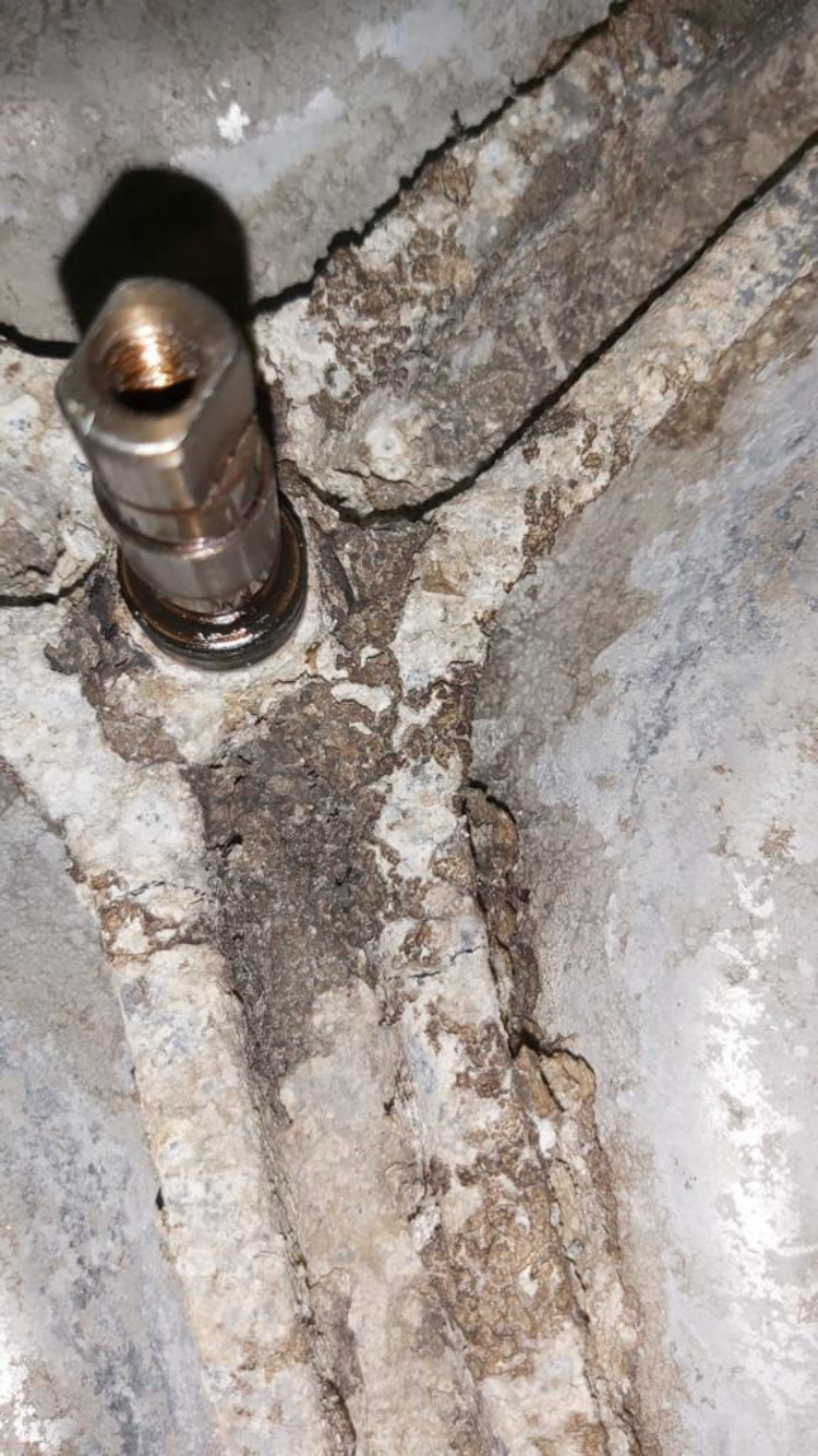 штуцер в чугунную батарею для спуска воздуха, чугунная канализационная труба, старые трубы, отломилась резьба в трубе, техника