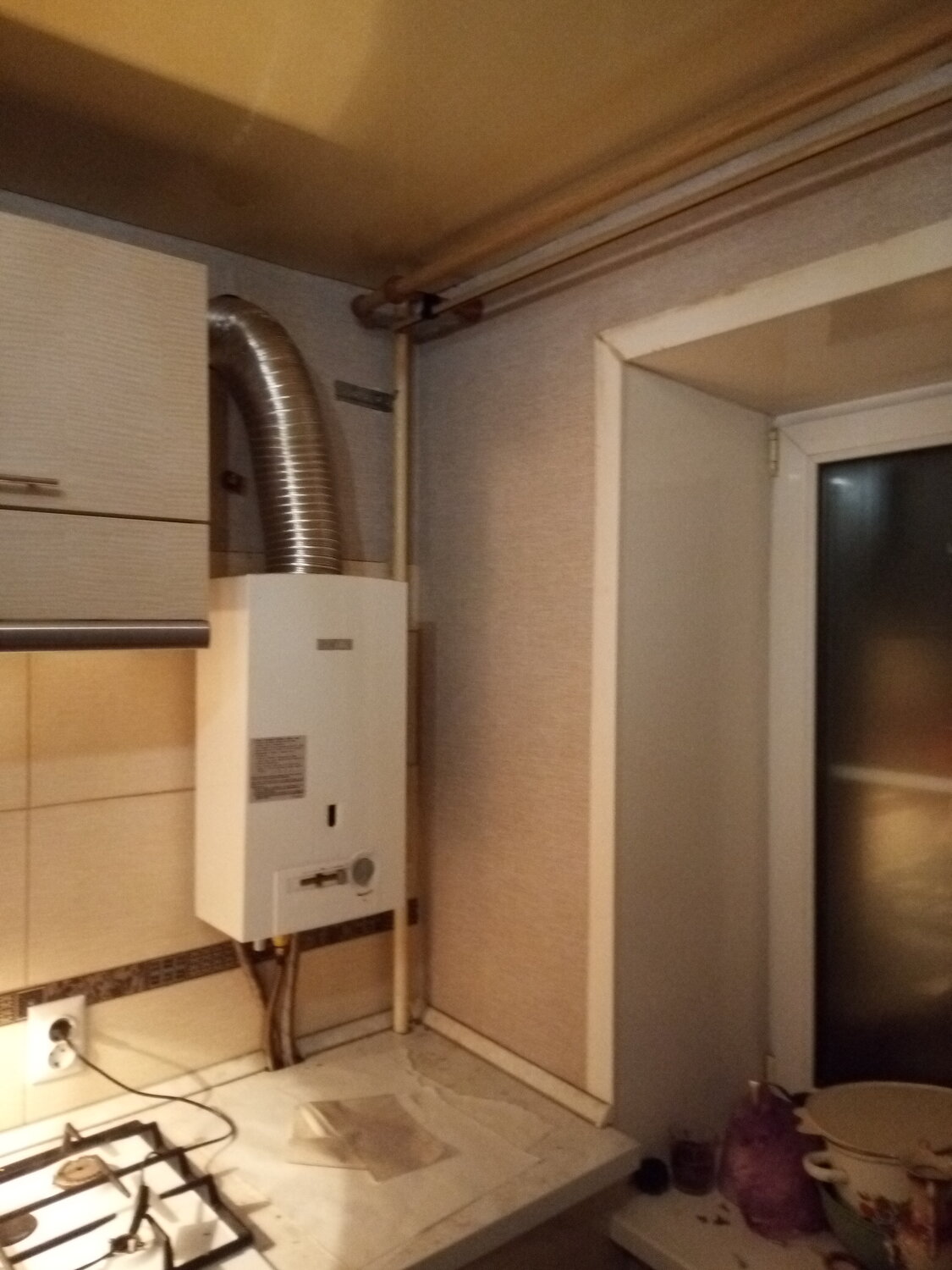 газовая колонка, газовая колонка bosch wr 10, газовая колонка на кухне, газовая колонка в квартире, установка газовой колонки