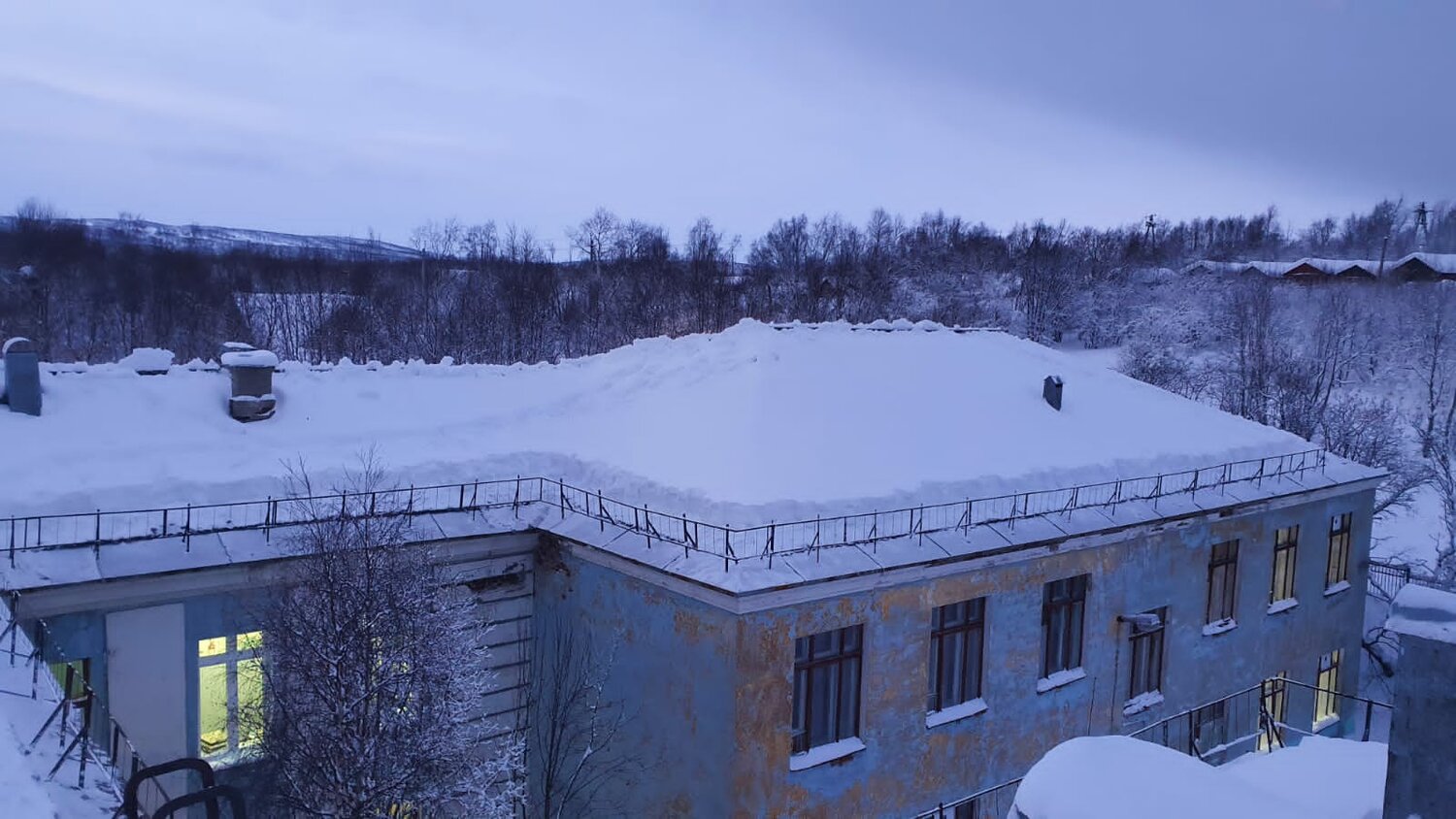 кильдинстрой полярная 12 , здание, снег на крыше, поселок северный воркута, улица