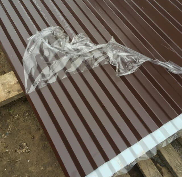 Перекрыть крышу профнастилом