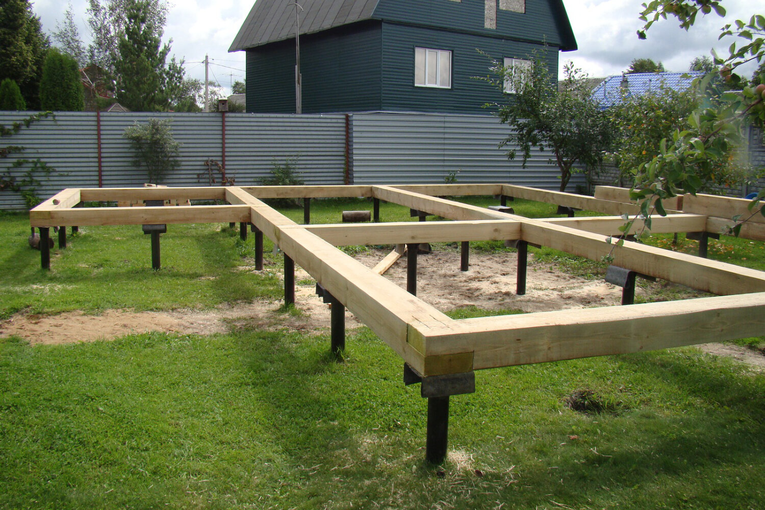 свайный фундамент для бани, фундамент на винтовых сваях, свайный фундамент, обвязка свай брусом 150х200, фундамент свайно винтовой 6х5