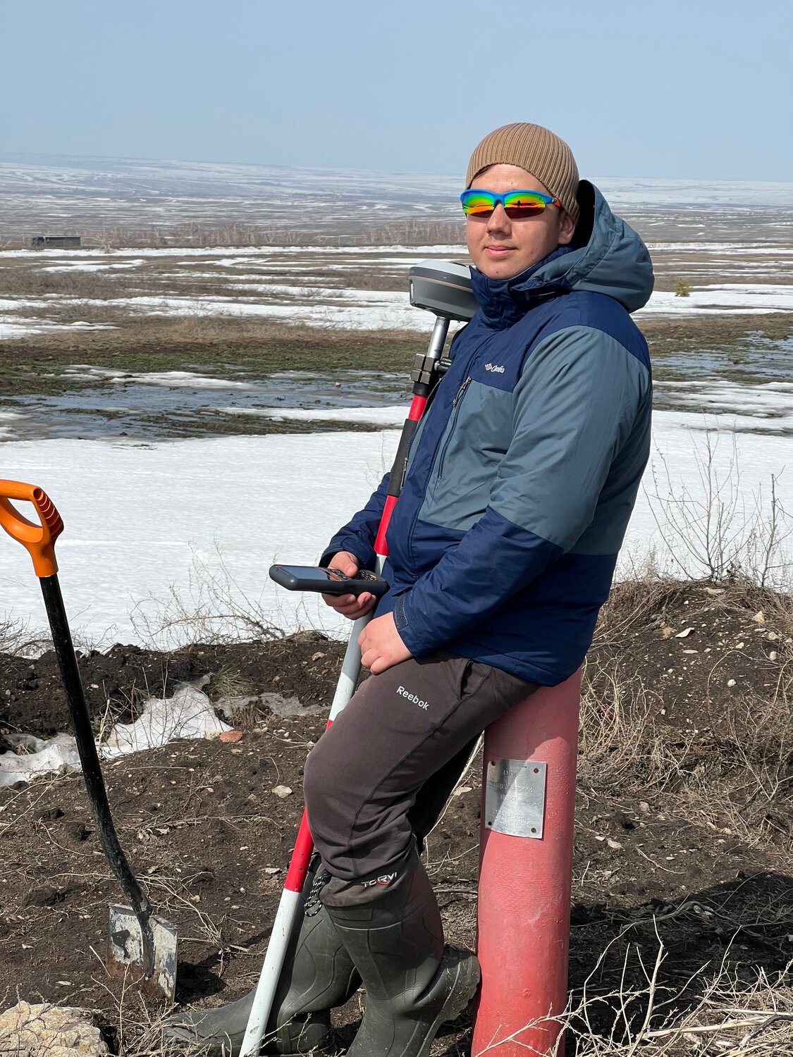 геодезические изыскания, геодезия ефт, проверка металлоискателем, человек, находки металлоискателем