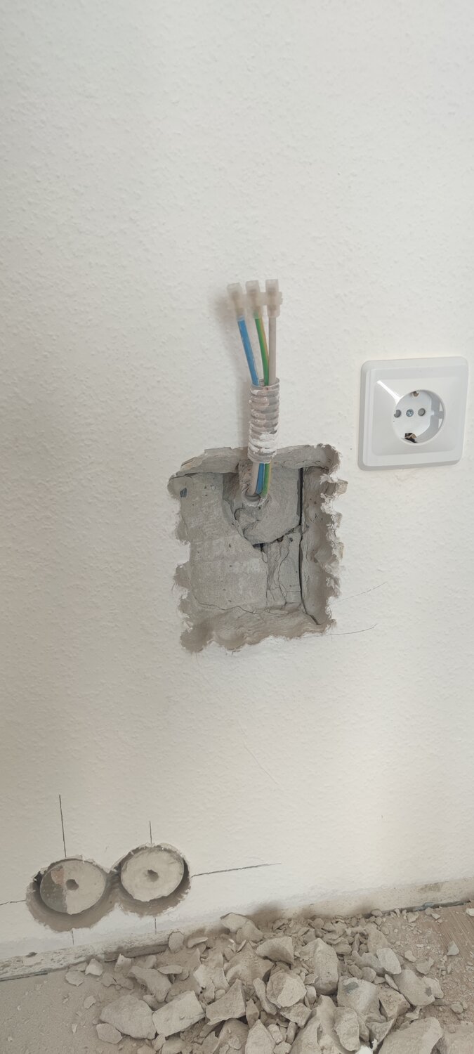сквозная розетка, перенос розеток, проверка розеток в квартире, розетка в стене, установка розеток