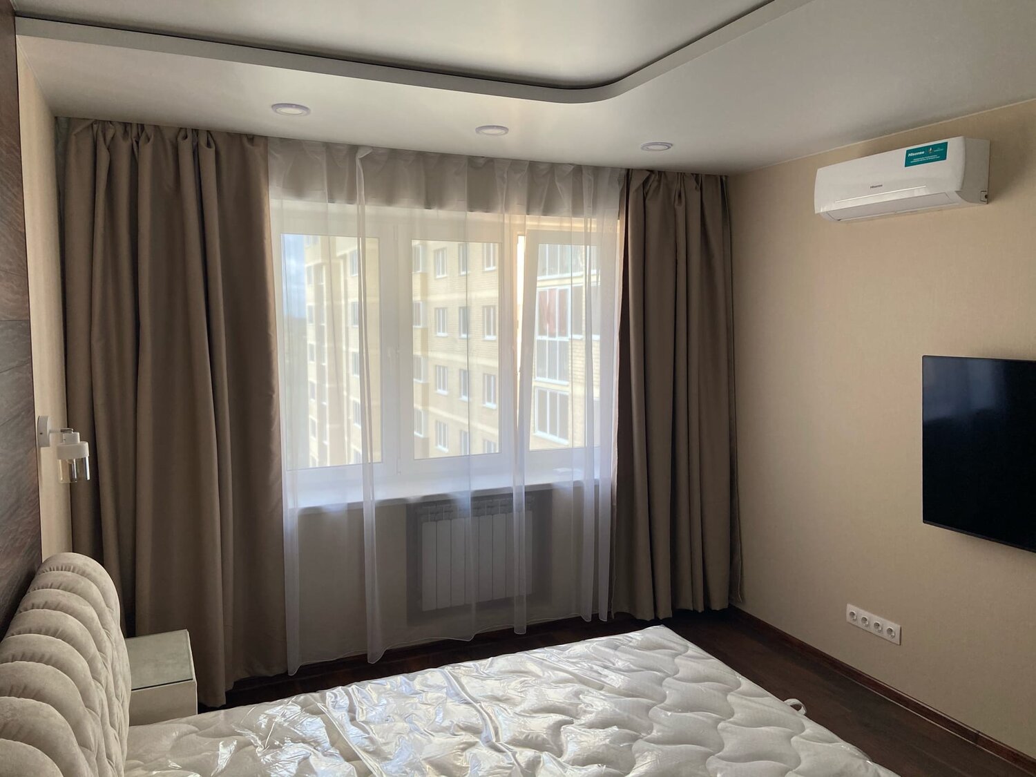 квартиры, интерьер, дизайн интерьера, бежевые шторы в спальню, шторы в спальню