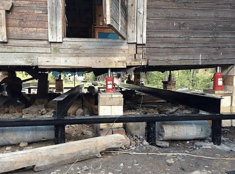 поднятие веранды домкратом, подъем дома на винтовые сваи, фундамент на винтовых сваях, домкрат для подъема деревянного дома, фундамент из винтовых свай