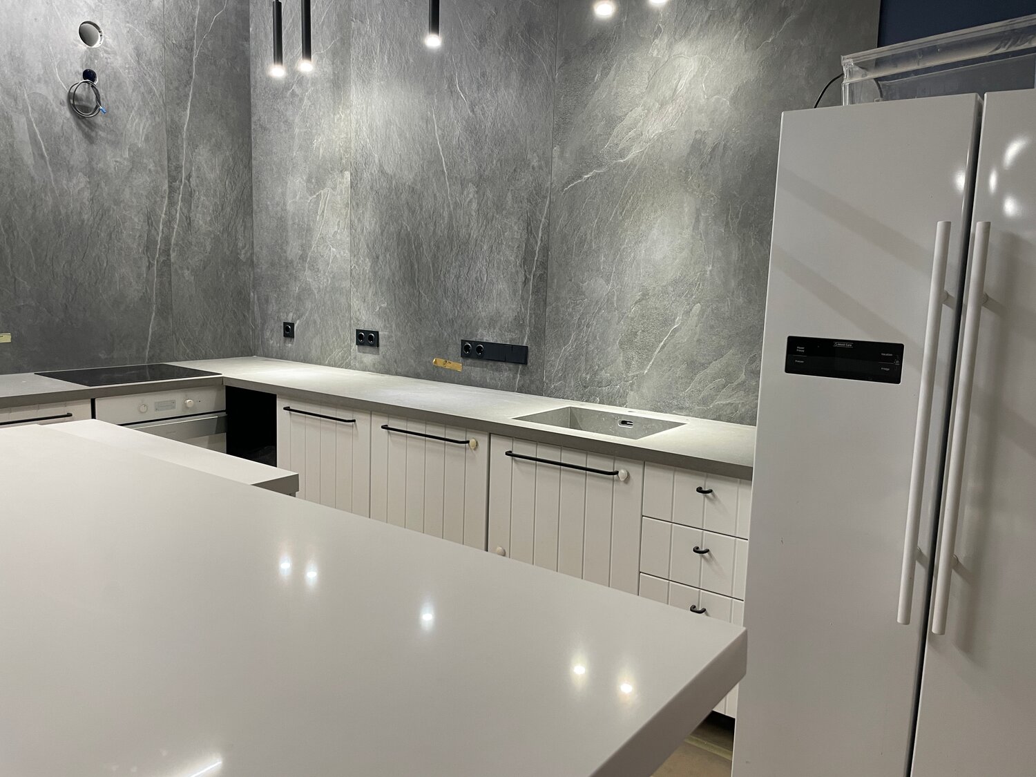 стильные кухни, кухня в сером цвете, кухня, кухня гостиная, кухня серая