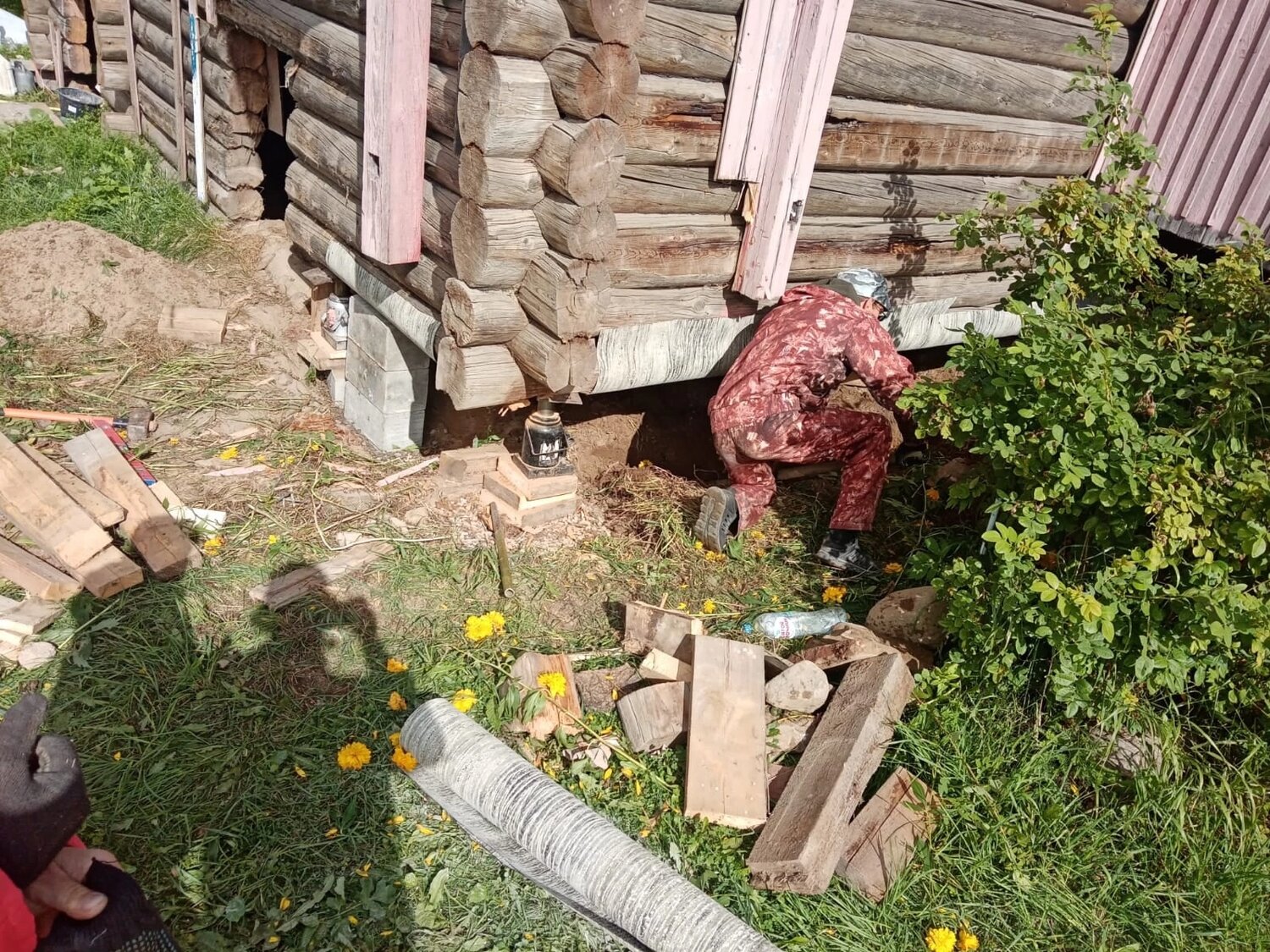 в деревне, венец дома, в старом доме, поднятие дома, подъем дома