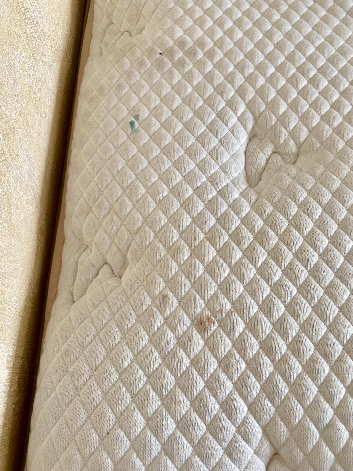 на матрасе, матрас аскона, матрас curem comfort 140х200 см, грязный матрас, наматрасник