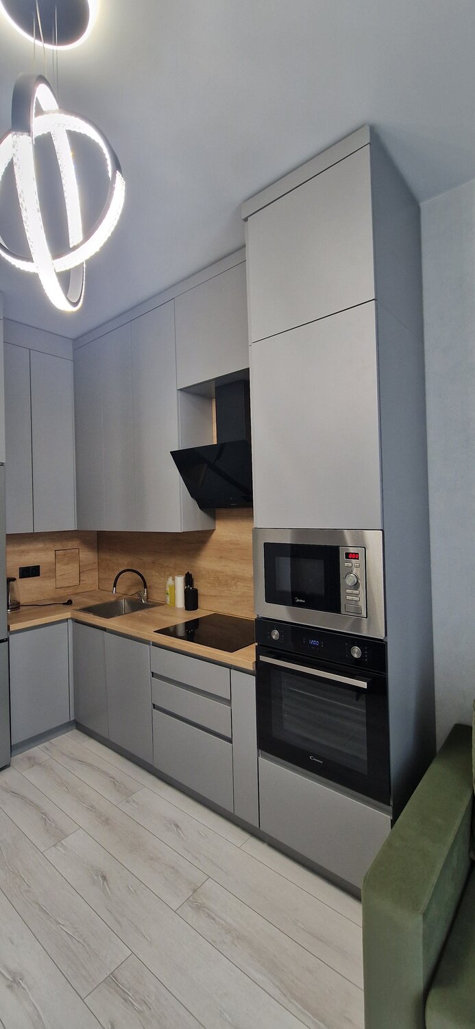 кухня двухуровневая угловая в современном стиле, фасады cleaf с интегрированными ручками, кухни в современном стиле, примеры кухонь в студии, agt soft touch фасады