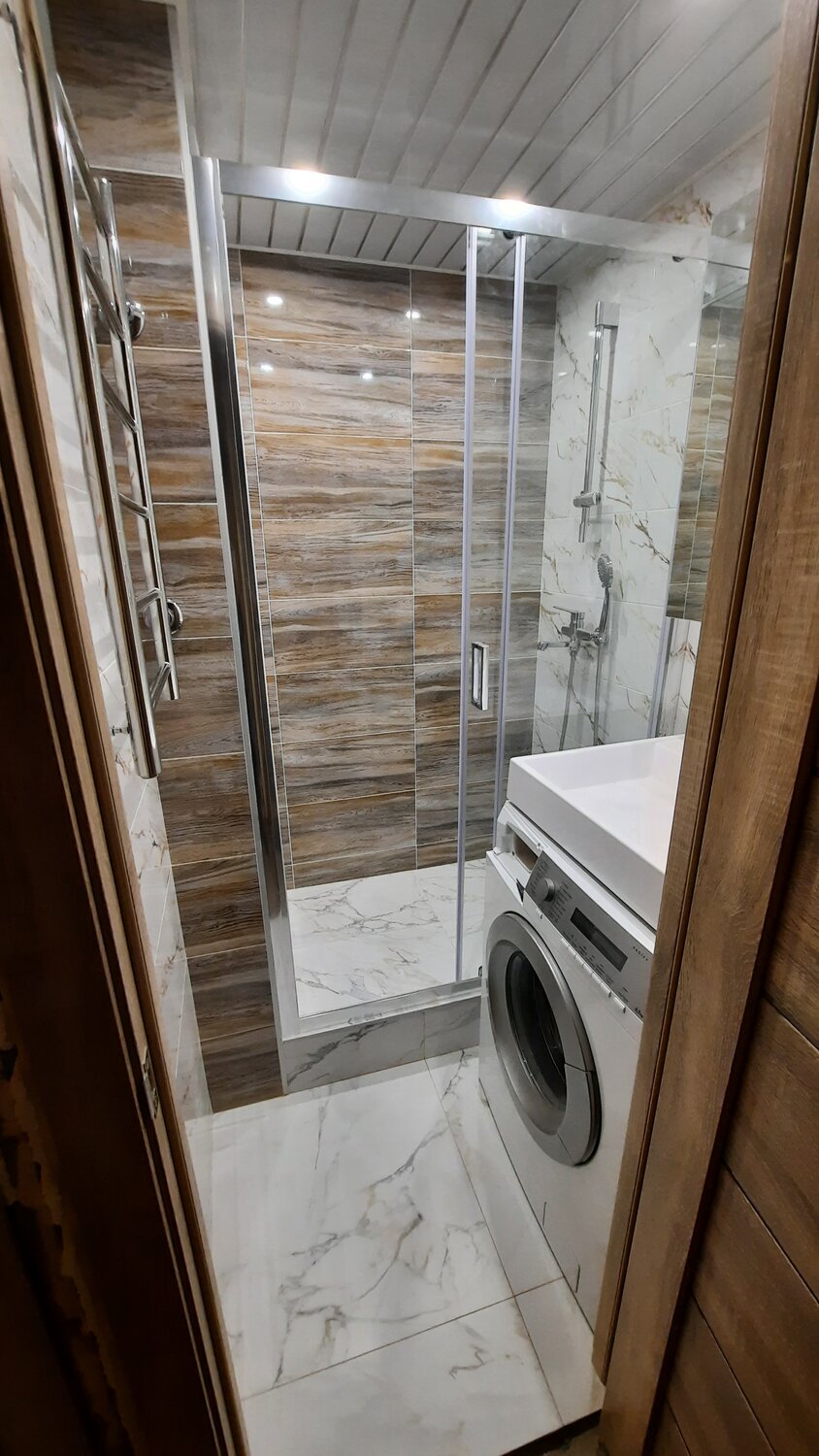 санузел с душевой и стиральной машиной, ванная комната, ванная с душевой кабиной и стиральной машиной, совмещенный санузел с душевой кабиной, дизайн ванной комнаты с душевой кабиной и стиральной машиной