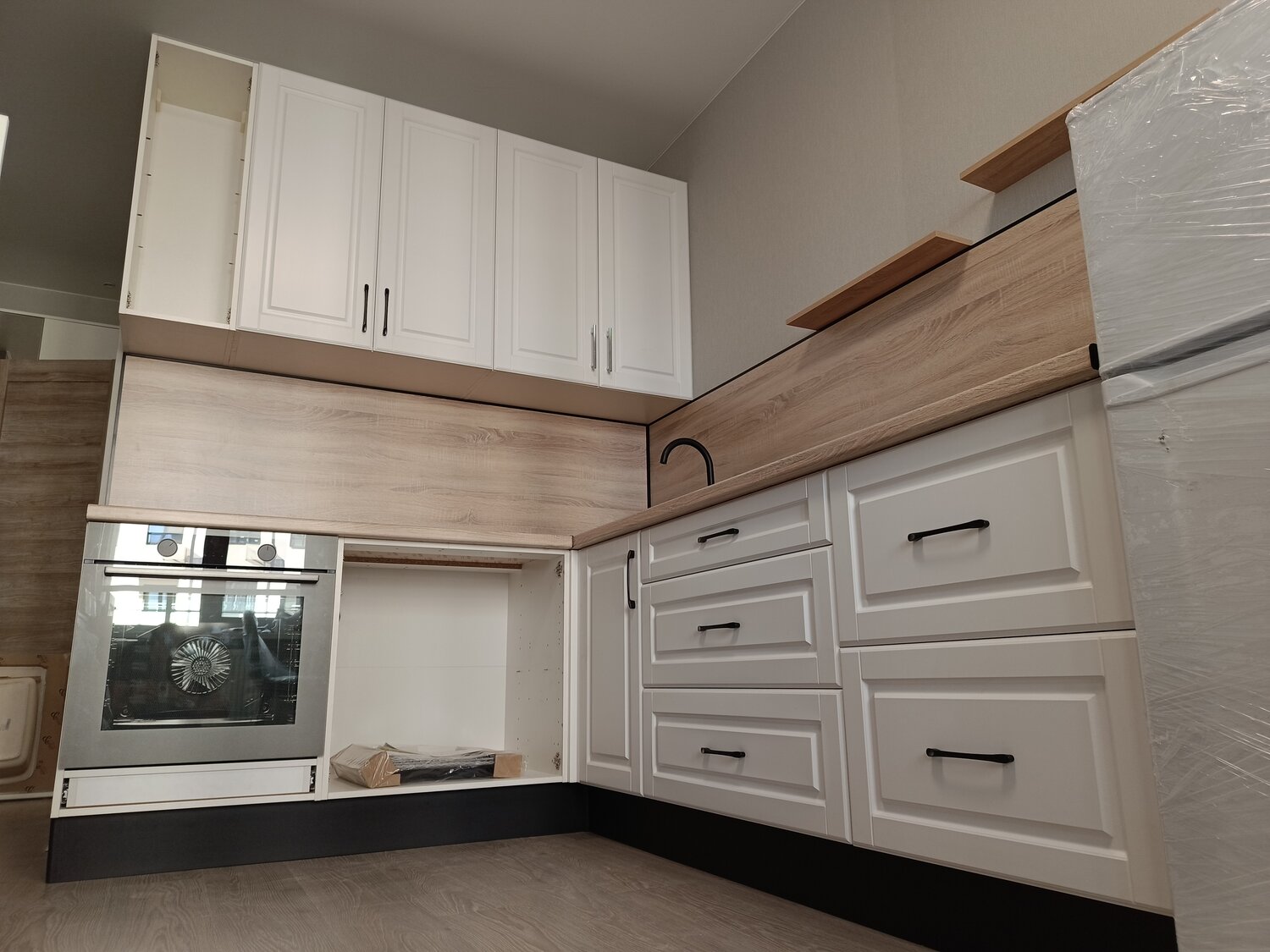 белая угловая кухня, св мебель кухня грейвуд дуб кремовый, белая матовая кухня с деревянной столешницей, кухня прага белая, угловая кухня