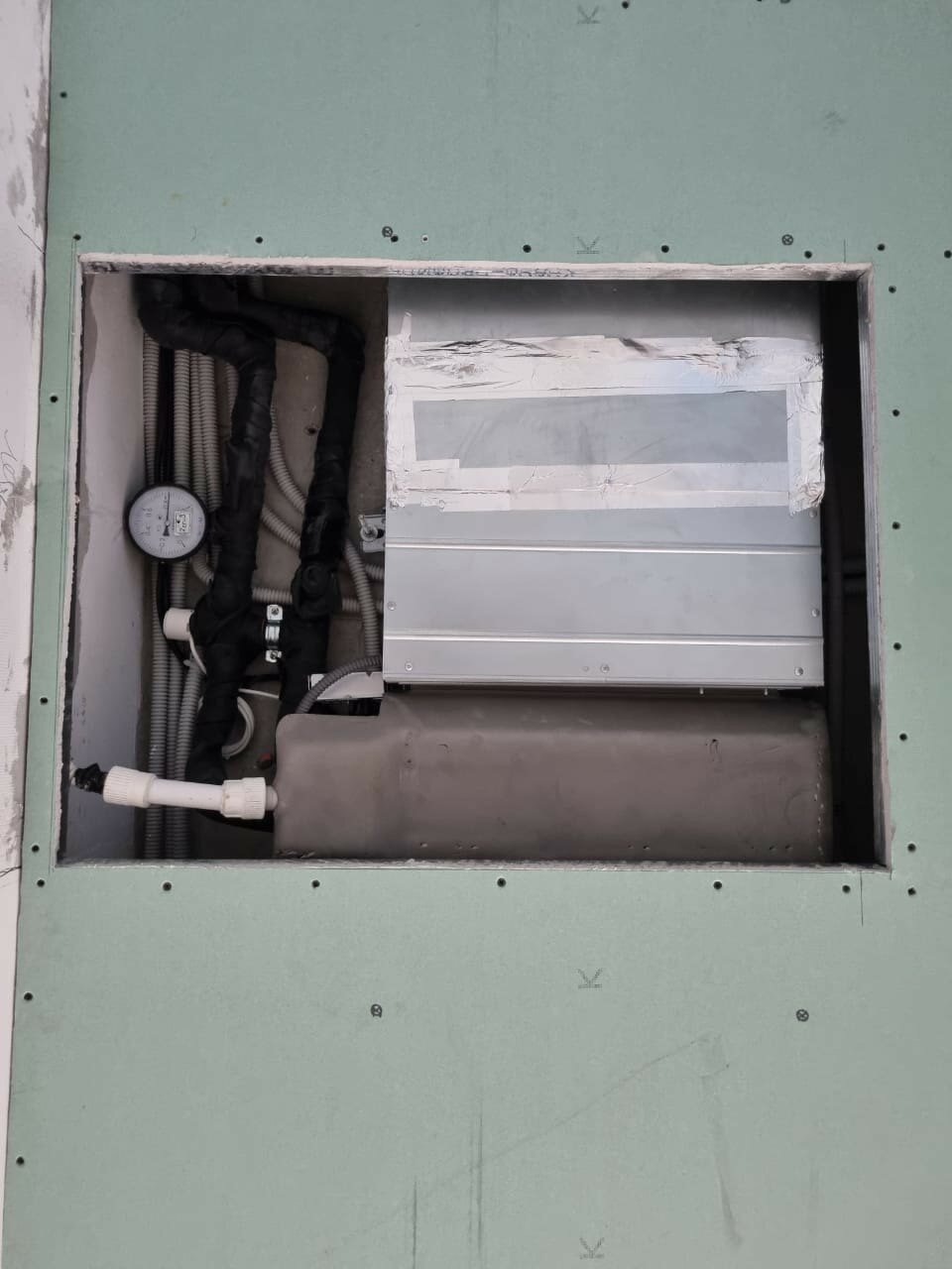 короб под инсталляцию из гипсокартона, люк ревизионный под плитку магнитный, зашить инсталляцию гипсокартоном, короб для труб в ванной из гипсокартона, обшивка инсталляции гипсокартоном