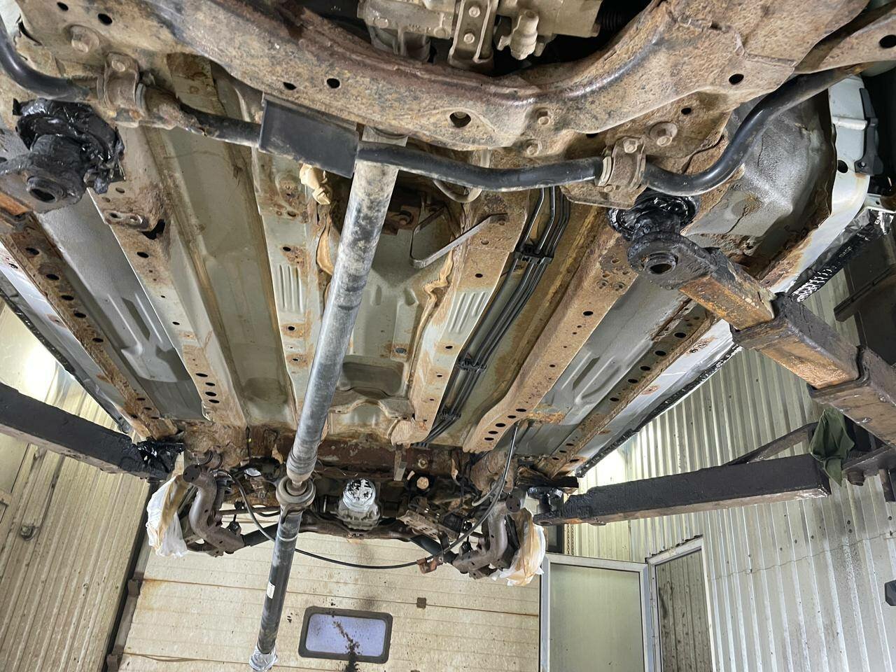 днище автомобиля, днище субару легаси 2008, днище мазда сх-5, днище volvo xc60, обработка днища автомобиля