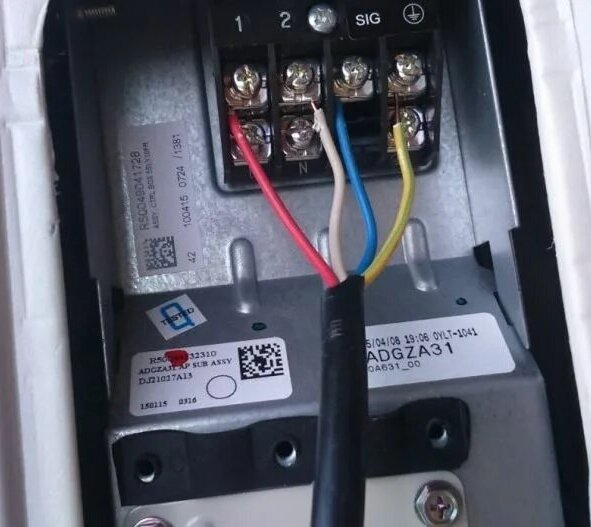 провода подключения внешнего блока сплит системы, подключение сплит системы к электросети, подключение проводов кондиционера, внутренний блок сплит системы, клеммная колодка, электрика