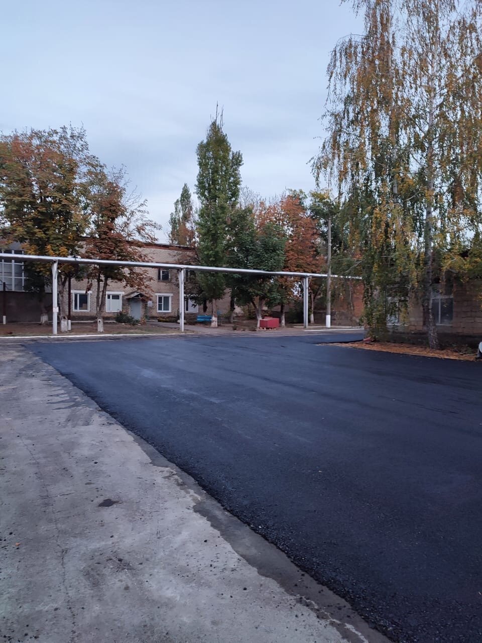 асфальт, асфальт укладка, асфальтирование двора, здание, асфальтирование дорог